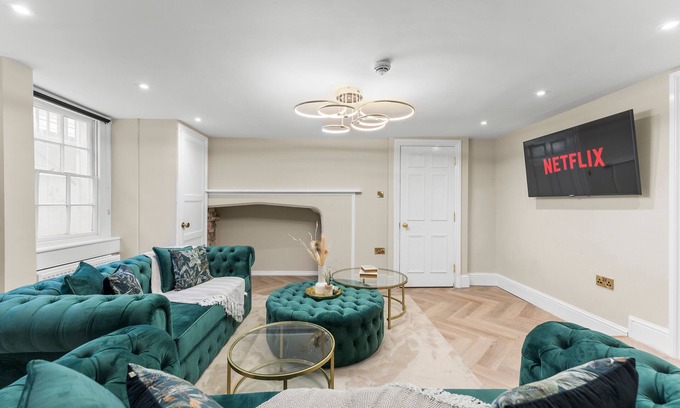 Upper Town Apartment | Baths Ultimate House Sleeps 40