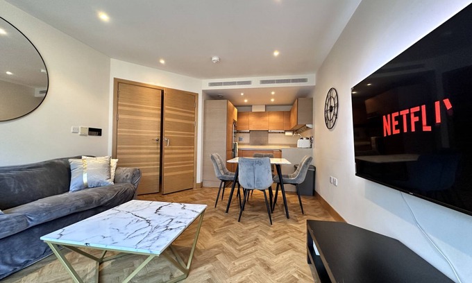 Queenstown Apartment | Battersea Power Station 2Bed 2Bath, Riverside Balcony Terrace, AC, 1000MB internet speed