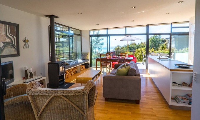 Ngaio Bay Cottage | Bauhaus - Kaiteriteri Holiday Home