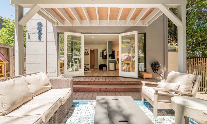 Mill Valley Apartment | Bay Area Getaway -The Best in Downtown Mill Valley - Tesla Charger ,Yard FirePit