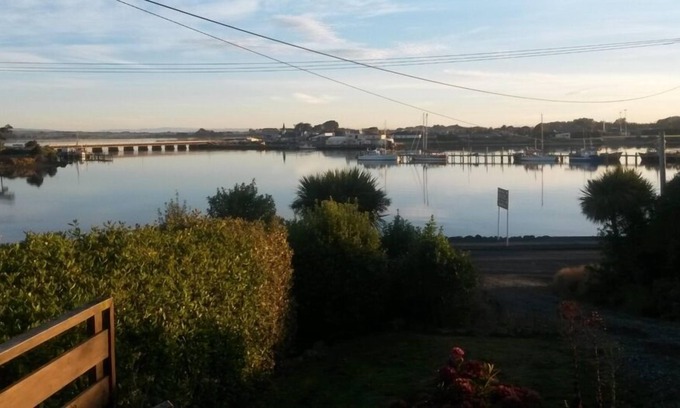 Riverton House | Bay Beauty - walk to the pub - no 'additional guest' charges