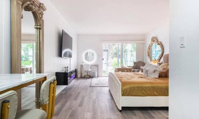 San Diego Apartment | Bay Bliss: Luxurious Comfort with Stunning Views