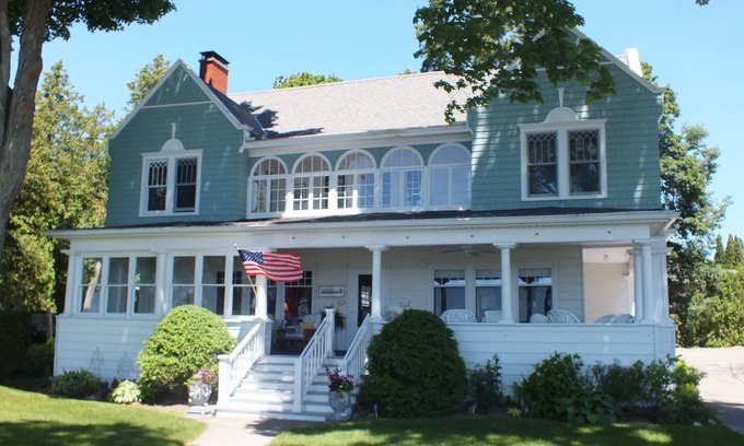 Harbor Springs Cottage | Bay Bliss on Beach Drive - Wequetonsing - With Private Beachfront