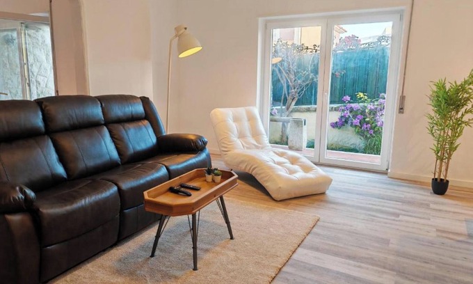 Cascais Villa | Bay Golf House (with a terrace and a large garden)