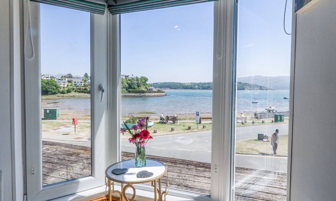 Borth-y-Gest Apartment | BAY VIEW APARTMENT, pet friendly in Porthmadog