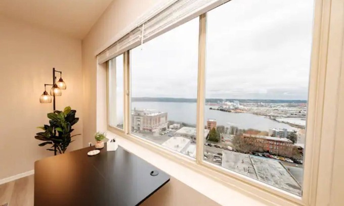 Hilltop Apartment | Bay View Beauty Close to Everything