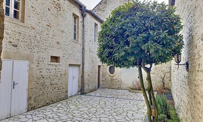 Bayeux Apartment | Bayeux, Appartement Le Clem's'right in the heart of town and tourist sites.