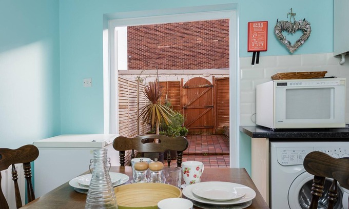 Portsmouth House | Bayfields - 2 Bedroom Homestay in Portsmouth
