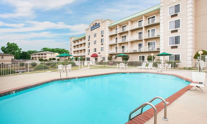 Lake Hamilton Hotel | Baymont by Wyndham Hot Springs On the Lake