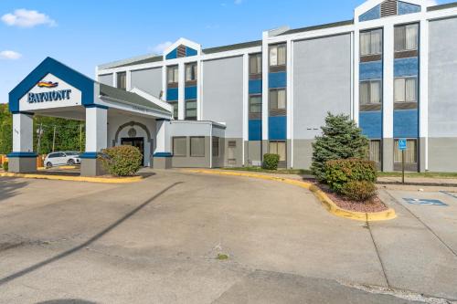 Hillcrest Hotel | Baymont by Wyndham Lawrence