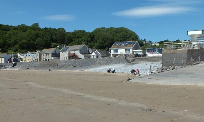 Pendine Cottage | BAYSIDE, family friendly, country holiday cottage in Pendine