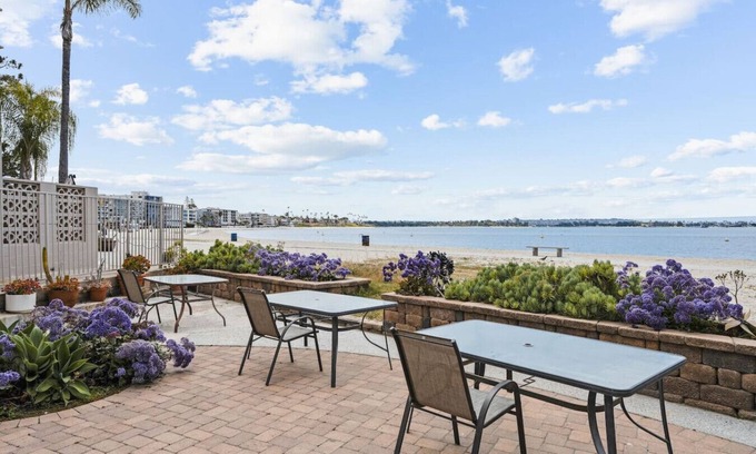 Crown Point Condo | Bayside Villa - 2BR Beach Front Free Parking
