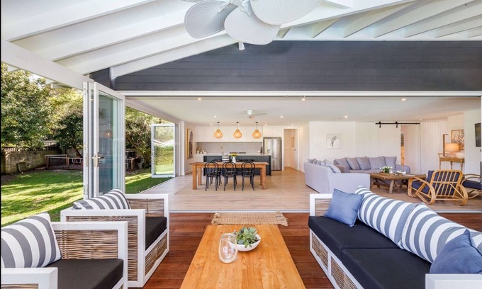 Bayview House | Bayview on Pittwater, beaches, golf course, cafes, great walks & dog park.