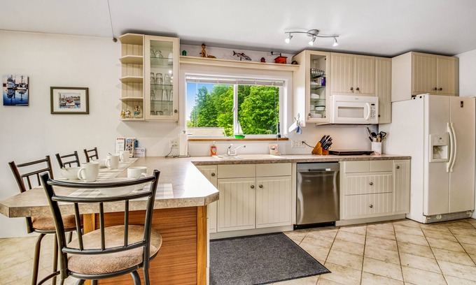 Blaine Apartment | Bayview retreat with fast WiFi, a furnished deck, kitchenette, & washer/dryer