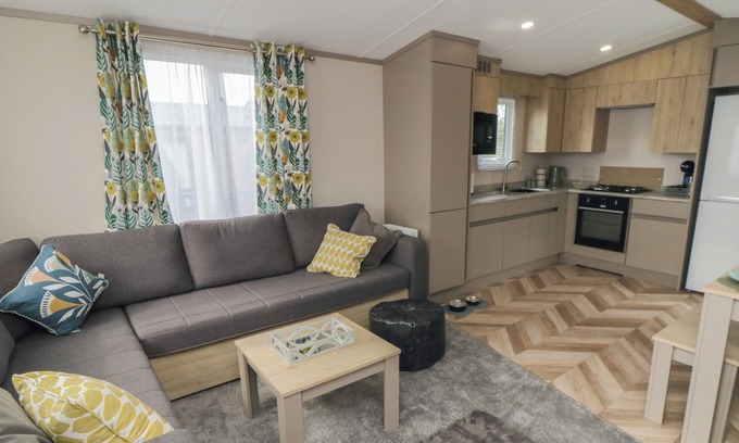 West Heslerton Cottage | BAYWOOD VIEW, pet friendly, with hot tub in Rillington