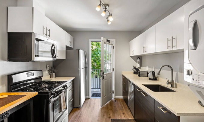 Brookwood Apartment | (BC1bI) Clean, Cozy, Convenient Condo in Buckhead w/Free Parking