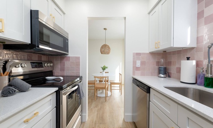 Jacksonville Beach Apartment | Be A Nomad | Bright and easy access to ocean - C
