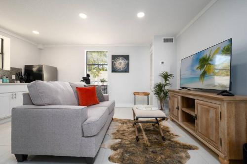 Jacksonville Beach Apartment | Be A Nomad - Entire Triplex - Steps to the beach