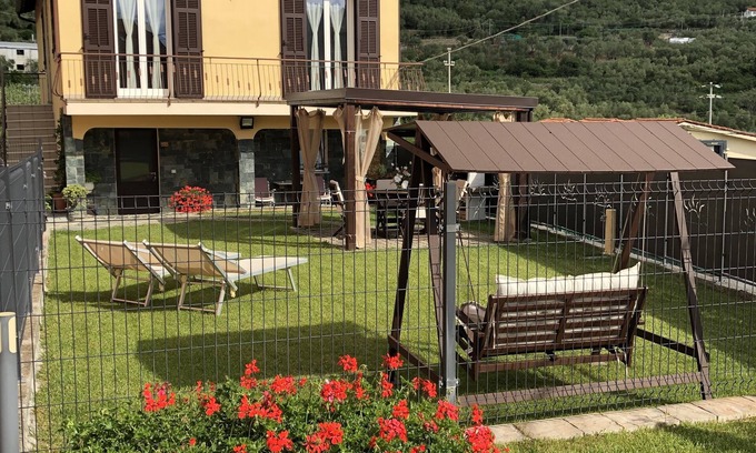 Caravonica House | Bea Bright and Welcoming House