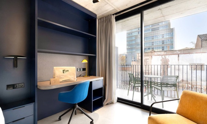Poblenou Apartment | BEACH ACCOMMODATION FOR MASTERS AND MBA STUDENTS | TERRACE STUDIO KITCHENETTE