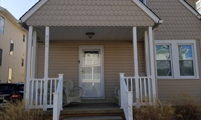 Wildwood Cottage | Beach and Boardwalk 1.5 blocks. Lots of room w/plaza and private porch.