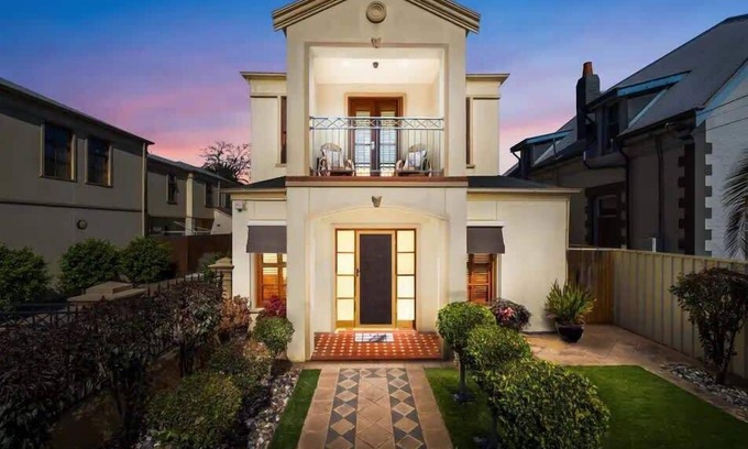 Glenelg North House | Beach & Bay - Modern Family Stay Glenelg North