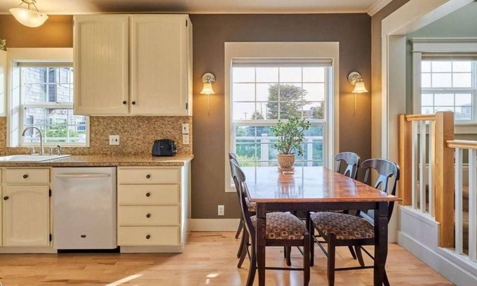 Newport House | Beach, Bayfront, Breweries. Picturesque Ocean View