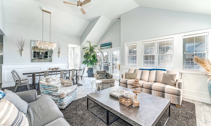 North End Condo | Beach Block In OCNJ between 7th & 8th St! w/elevator - 5 Bd/4 Bath, Sleeps 16