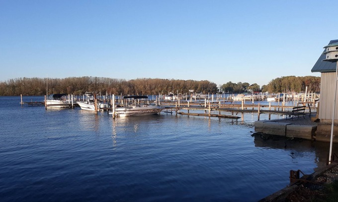 Marblehead House | Beach boat boathouse at East Harbor, Lakeside Marblehead
