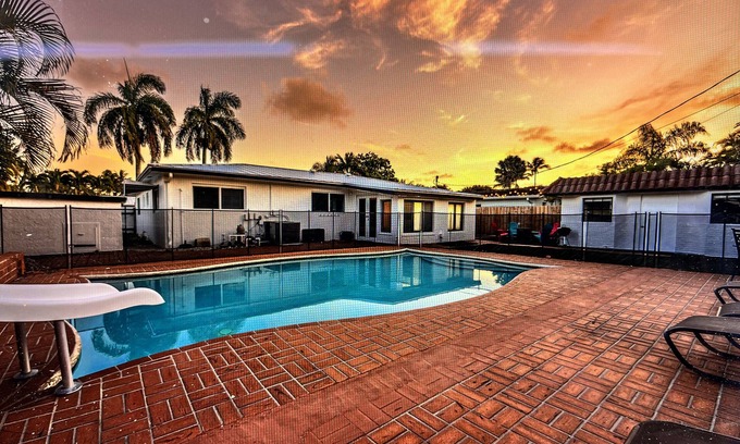 Pompano Beach House | Beach Breeze Inn–Theater, Pool, Arcade, & Fire Pit-Close to Ocean
