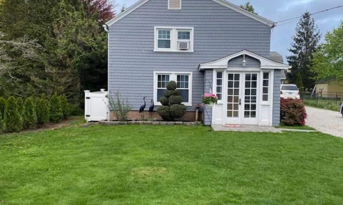 Branford Center House | BEACH BUM CARRIAGE HOUSE with kayaks - steps to beach, park, marinas & brewery!