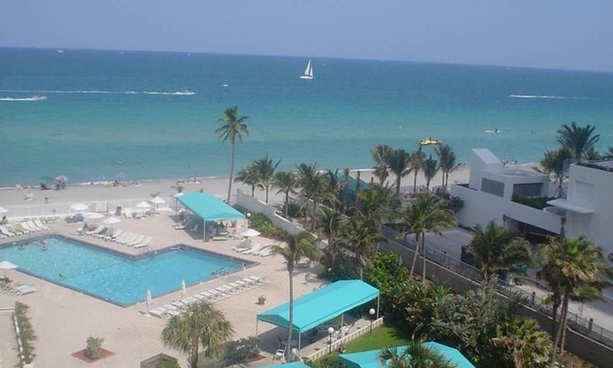 Hollywood South Central Beach Apartment | Beach condo with great views for your worry free vacation in Hollywood FL
