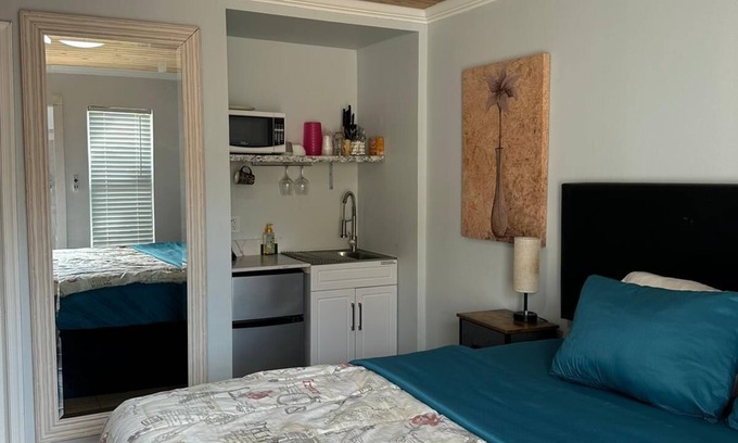 East Fort Lauderdale Cottage | Beach Cottage, 2 Beds + Kitchenette, Free Parking, Walk to Ocean & Dining!