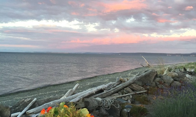 Sequim Cottage | Beach Cottage Getaway-Dog Friendly!