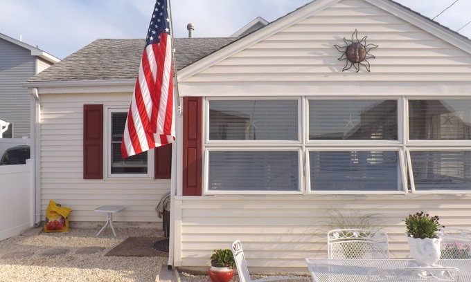 Ortley Beach Cottage | Beach Cottage Newark Ave Lavallette NJ. 1 block to beach. 3 night min