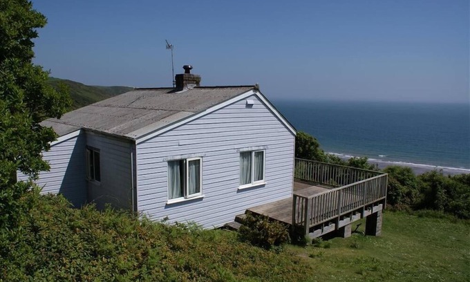 Pembroke Cottage | BEACH COVE, pet friendly, country holiday cottage in Freshwater East