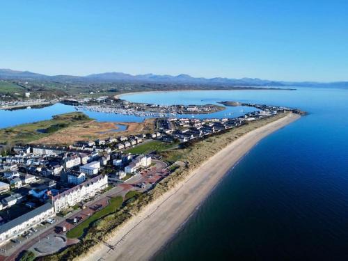 Rhyd-y-clafdy Apartment | Beach Front Apartment