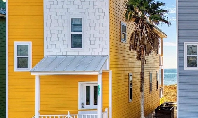 East End House | Beach Front Sleeps 10 Walking distance to everything