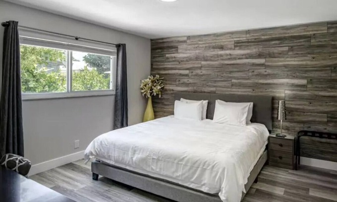 Palm Beach Shores Condo | 🌴 Beach Getaway | Hot Tub | Pets OK! | Fire Pit | Kitchen🌴