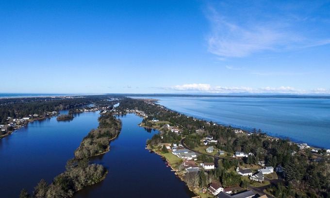 Ocean Shores Hotel | Beach Getaway Starts Here! Two Comfy Units for 8! Pool
