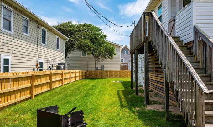 Nags Head House | Beach getaway! Walk to beach, hot tub, near shops