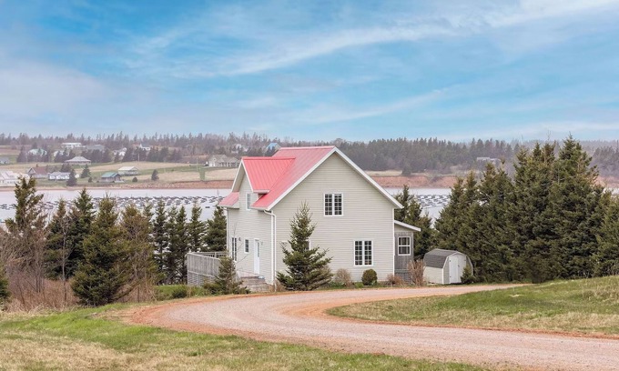 Anglo Rustico House | Beach Hill Cottage with Beautiful Water View