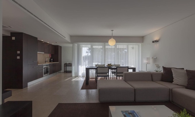 Carvalhal Hotel | Beach & History: Spacious Family Studios with Free Parking, Close to Roman Ruins
