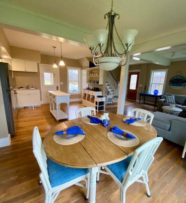 Newport Apartment | Beach House - On Lake Time