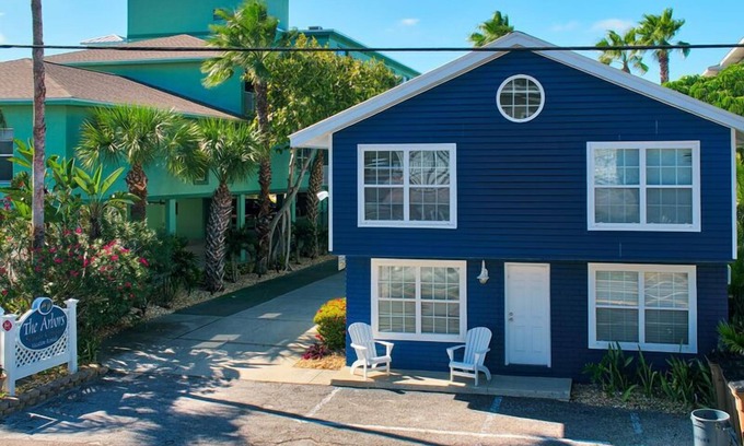 St. Petersburg - Clearwater Cottage | Beach Lodge:2 Story Sleeps up to 12* Beach front pavilion* heated pool