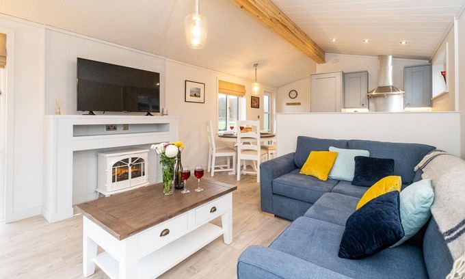 Leiston Cottage | Beach Lodge - Sizewell - sleeps 4 guests in 2 bedrooms