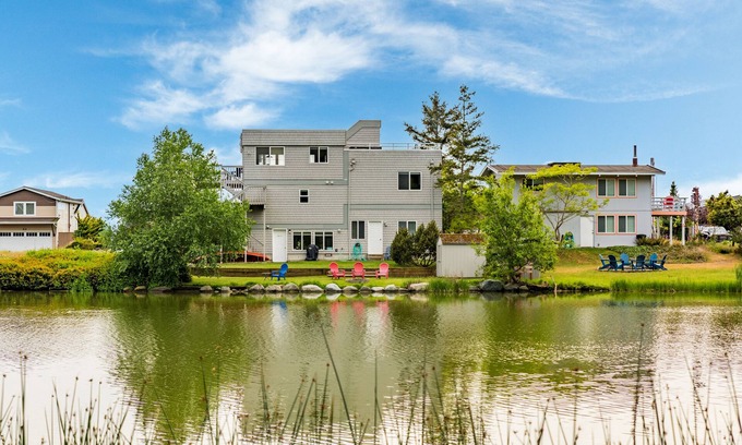 Coupeville House | Beach Lookout Retreat by AvantStay | Rooftop Views