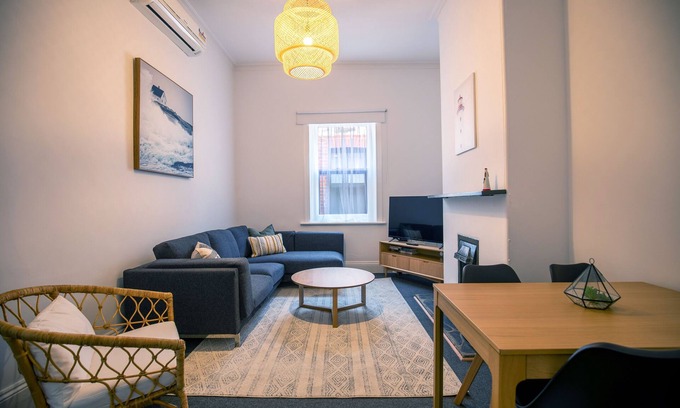 Glenelg South House | Beach & Pines | Large 3BR House Glenelg | Wifi | BBQ