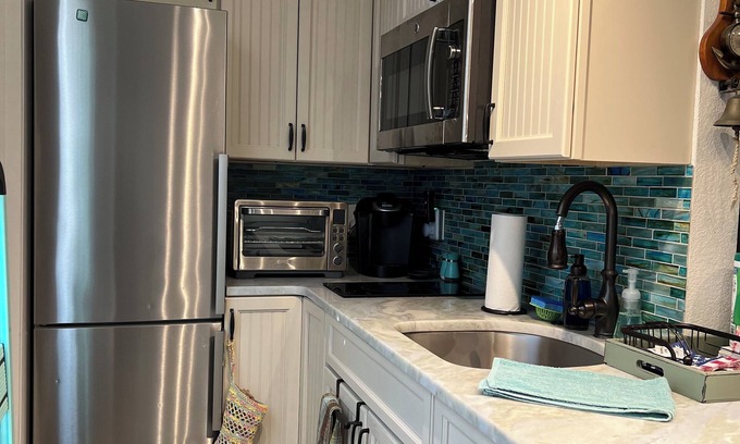 South Peninsula Historic District Apartment | Beach -Pool -Home Away From Home- MOST Amazing SUNRISE-Racing-Bike Week-Concerts