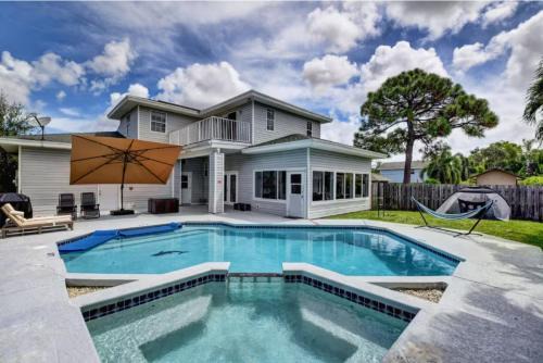 Boynton Beach Villa | Beach Proximity Family Getaway Private Pool, Jacuzzi, Mini-Golf and Entertainment